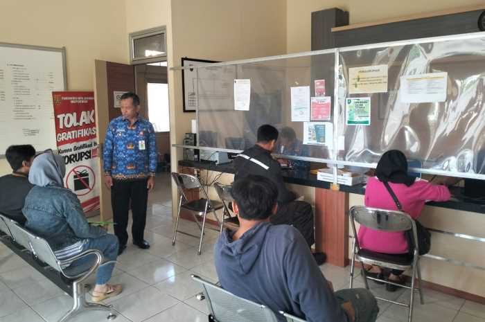Lurah Sendangmulyo, Maryono saat menyapa sejumlah warga yang sedang mengurus berbagai administrasi pelayanan kependudukan di Kelurahan Sendangmulyo. FIGUR RONGGO WASSALIM/JAWA POS RADAR SEMARANG