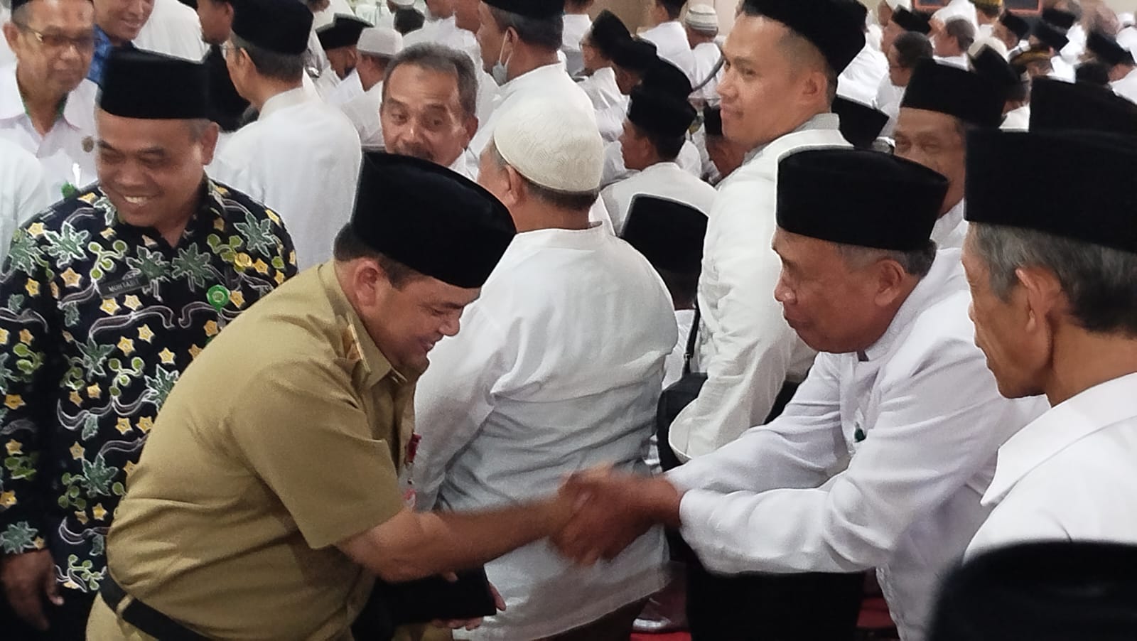 Bupati Semarang menyambut para calhaj yang mengikuti bimbingan manasik di Masjid Al-Mabrur, Ungaran