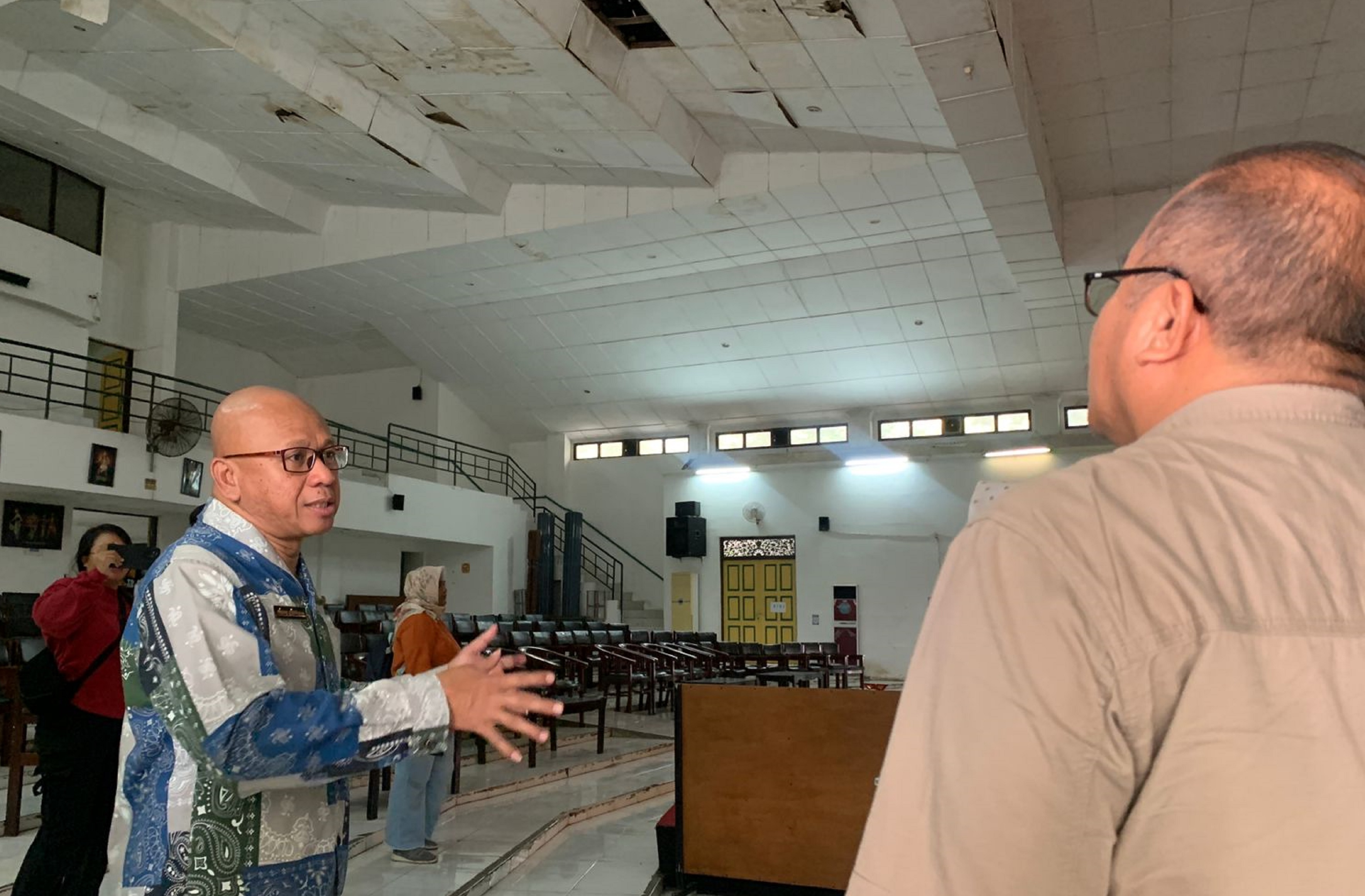 Komisi DPRD Kota Semarang, ketika meninjau kondisi Gedung Ki Narto Sabdo lama.