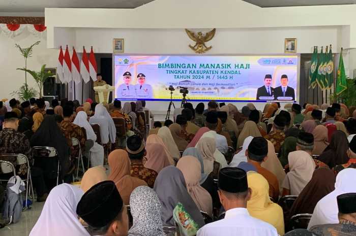 Ratusan CJH asal Kendal saat mengikuti bimbingan manasik haji di Pendopo Tumenggung Bahurekso, Senin (22/4). DEVI KHOFIFATUR RIZQI/JAWA POS RADAR SEMARANG