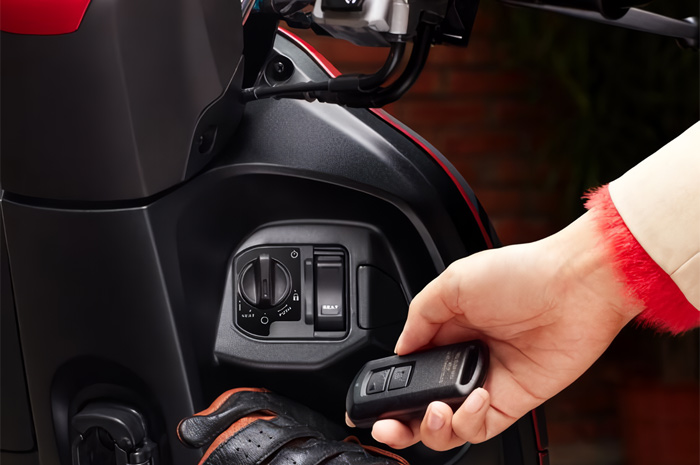 Ilustrasi mencegah pencurian motor dengan control remot alarm.