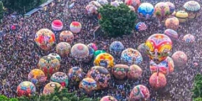MAGNET WISATAWAN : Ribuan wisatawan memadati Alun-Alun Wonosobo yang menjadi pusat kegiatan Festival Mudik 2024 sekaligus penerbangan balon udara.