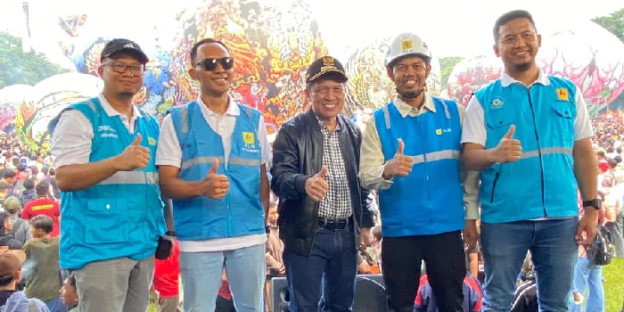 FESTIVAL SUKSES : Bupati Wonosobo Afif Nurhidayat (tengah) berfoto bersama tim PLN sekaligus memberikan apresiasi positif atas sinergi dalam festival balon.