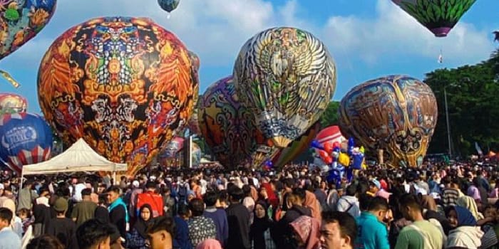 FESTIVAL AMAN : Petugas PLN bersiaga dan memastikan setiap balon udara yang diterbangkan sesuai aturan, yaitu ditambatkan dengan tali dan jauh dari jaringan transmisi listrik.