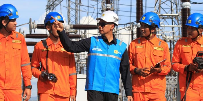 BERI ARAHAN : Direktur Utama PLN, Darmawan Prasodjo (tengah) memberikan arahan kepada petugas PLN UPT Salatiga saat melakukan inspeksi langsung ke GITET 500 KV Pedan di Klaten, Jawa Tengah.