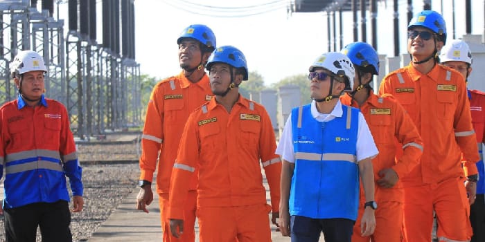 PASTIKAN PERALATAN PRIMA : General Manager PLN UIT UBT (tengah) bersama petugas PLN UPT Salatiga di switchyard GITET Pedan, Klaten Jateng Sabtu 6 April 2024.