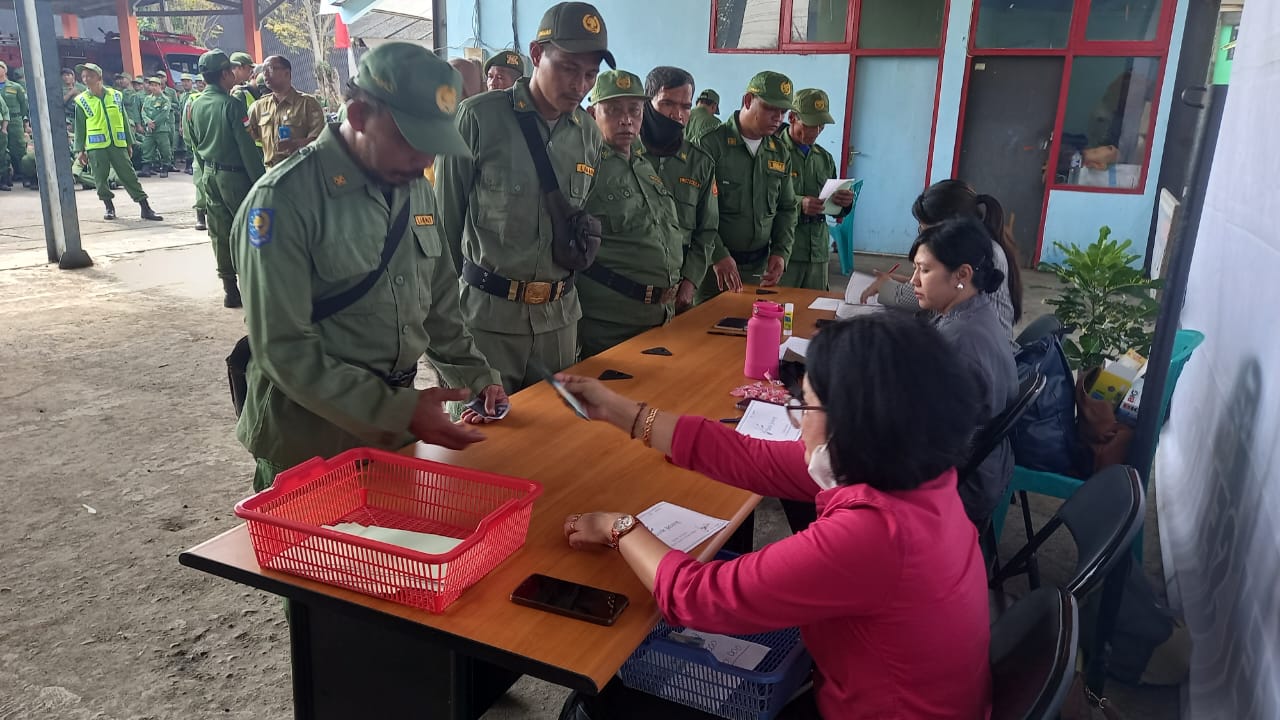 Para anggota Satlinmas Kabupaten Semarang saat mengantri untuk mendapatkan insentif dari Pemkab Semarang