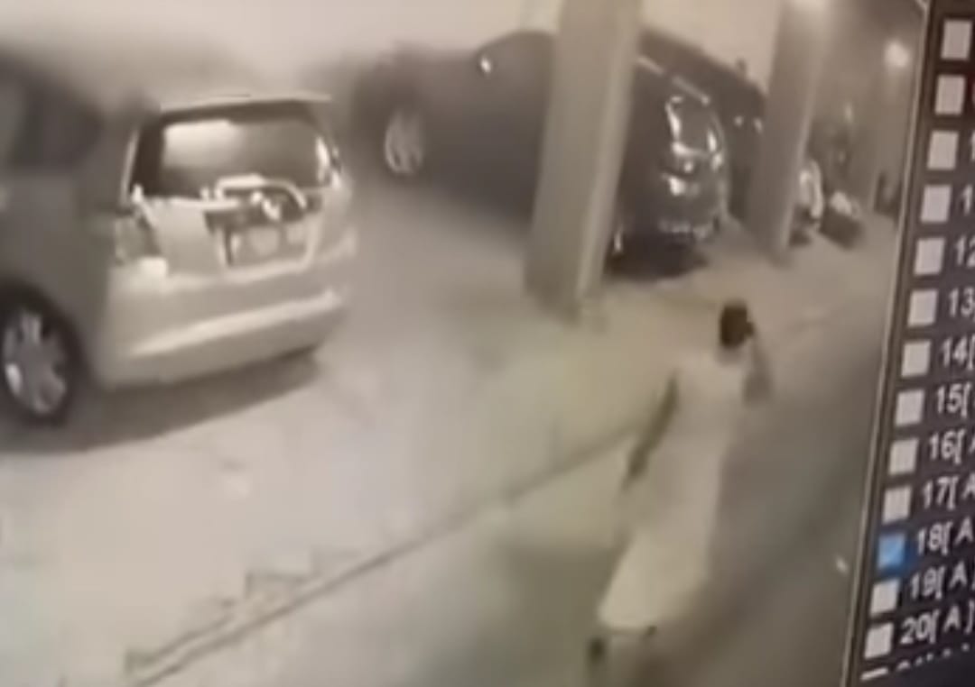Potongan gambar rekamqn CCTV.