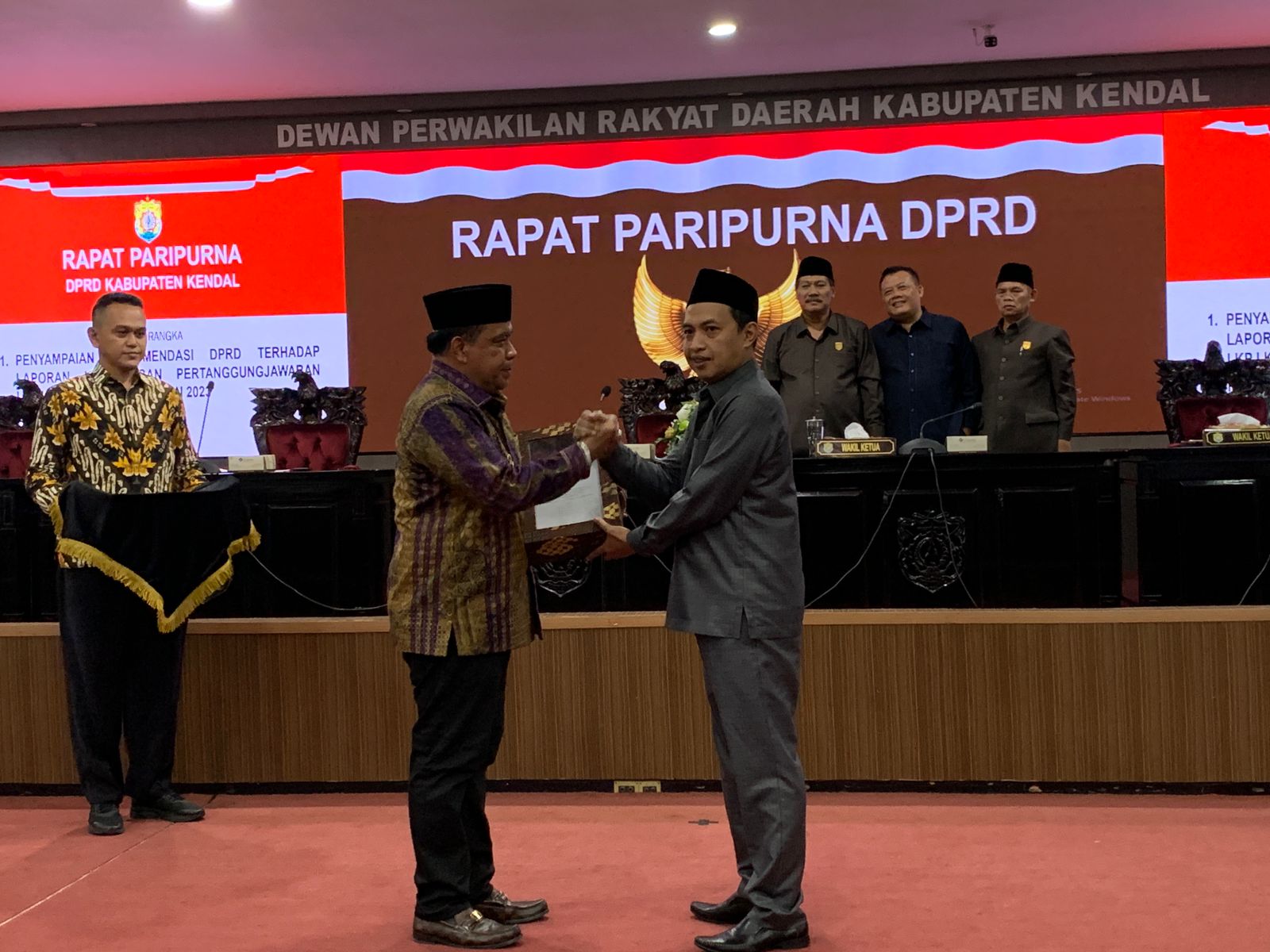 Penyerahan rekomendasi LKPJ Bupati tahun 2023 dalam sidang paripurna di gedung DPRD Kendal Selasa (23/4). DEVI KHOFIFATUR RIZQI/ JAWA POS RADAR SEMARANG