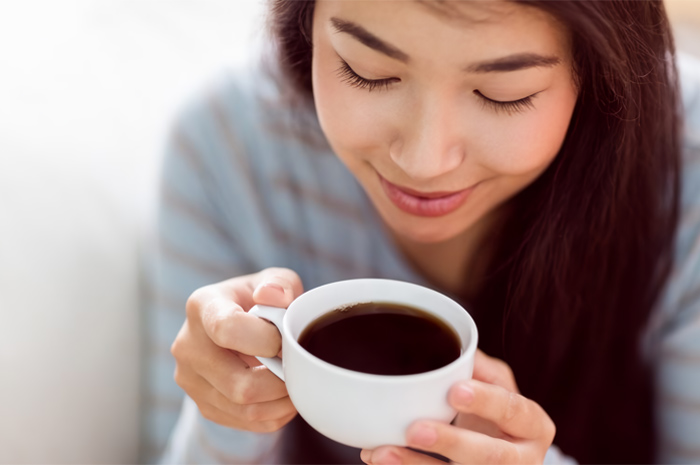 Ilustrasi wanita ingin konsumsi kopi.