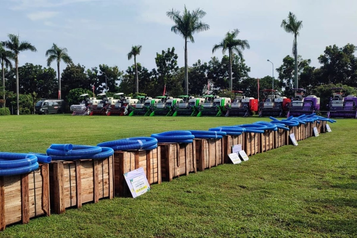 Sebanyak 10 ribu pompa pertanian untuk para petani di Jawa Tengah mulai didistribusikan dan diserahkan di Markas Kodam IV/Diponegoro, Selasa (23/4/2024). (M Hariyanto/Jawa Pos Radar Semarang)