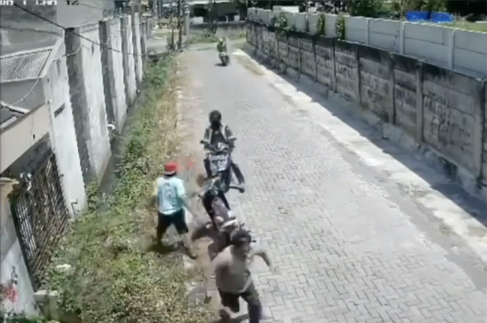 Tangkapan layar video rekaman CCTV penangkapan dua pemuda oleh jajaran Kepolisian Polrestabes Semarang.