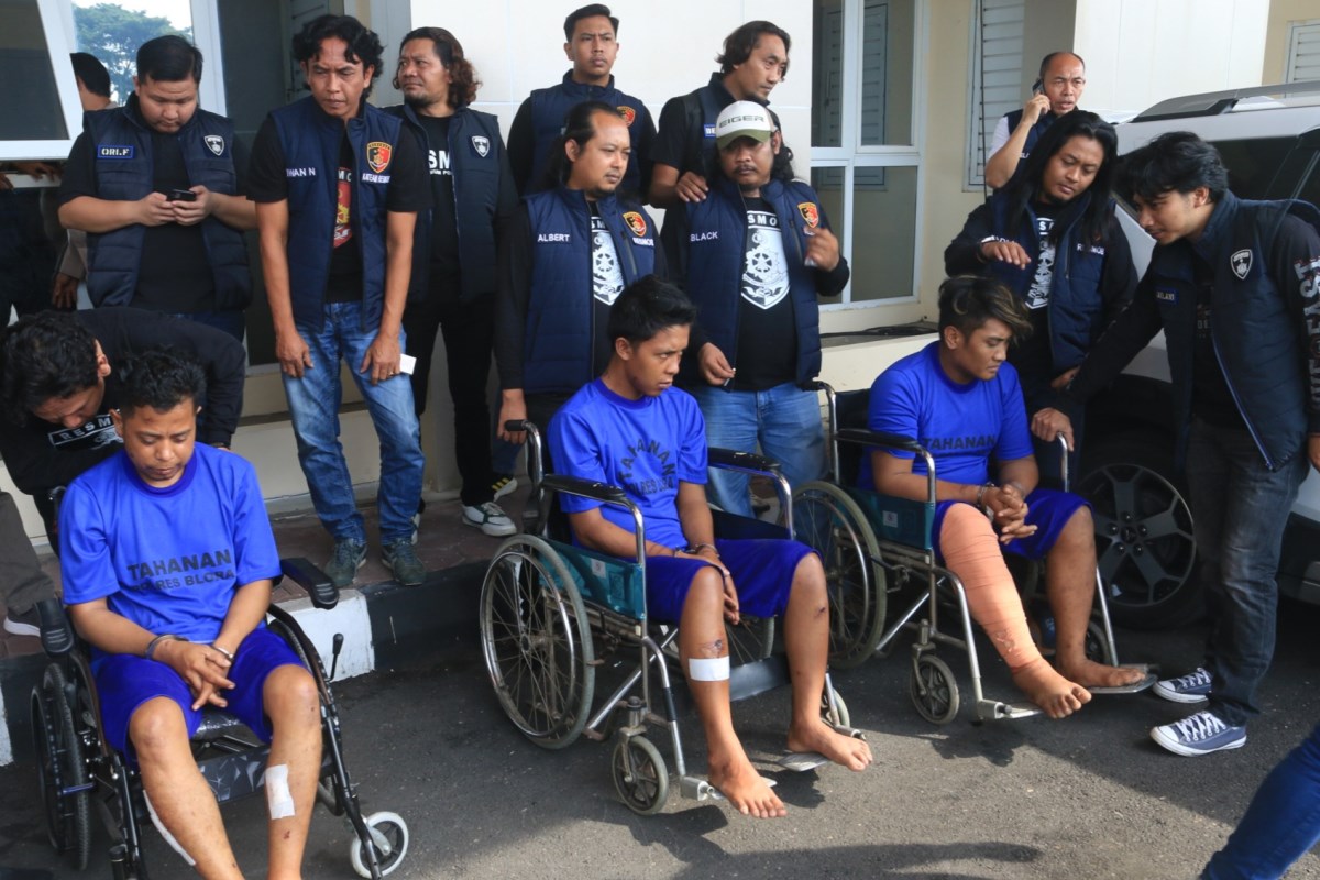 Tiga pria warga Jawa Timur ditangkap anggota Jatanras Polda Jawa Tengah diduga melakukan kasus tindak pidana perampokan lintas provinsi dengan sasaran toko emas. (Nurchamim/Jawa Pos Radar Semarang)