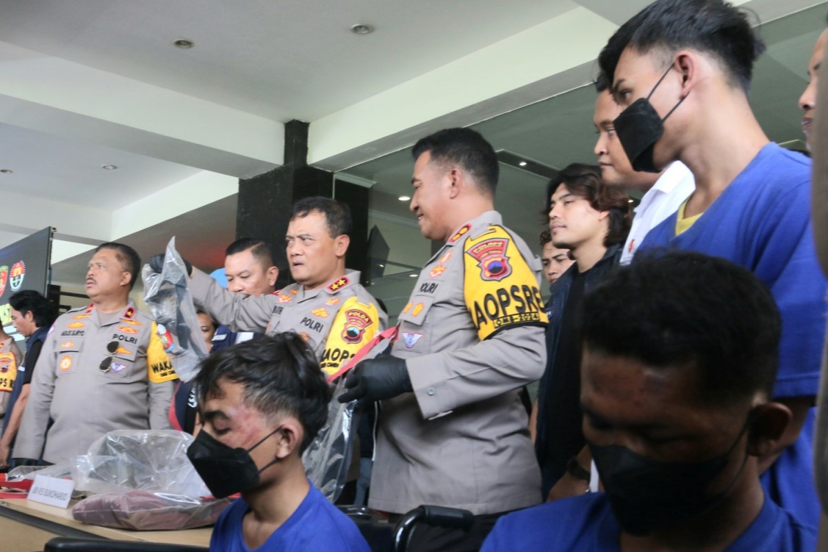 Tiga pelaku yakni Dwi Prasetyo, alias Dwek, 22, Rovi Muhamat Saputro, alias Ropek, 23, dan Gilang S, 29, ketiganya warga Sukoharjo. (Nurchamim/Jawa Pos Radar Semarang)