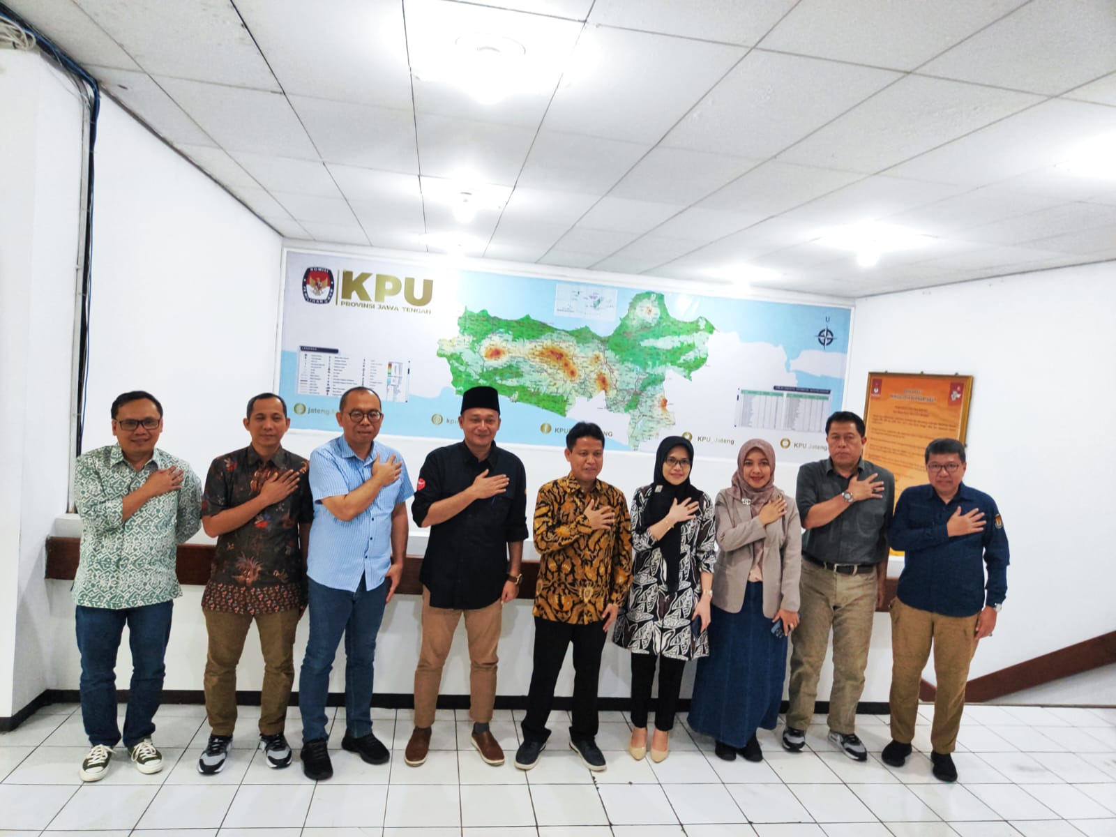 Anggota DPD RI Jawa Tengah Abdul Kholik melakukan kunjungan ke Kantor KPU Jateng mendiskusikan pelaksanaan Pilkada.