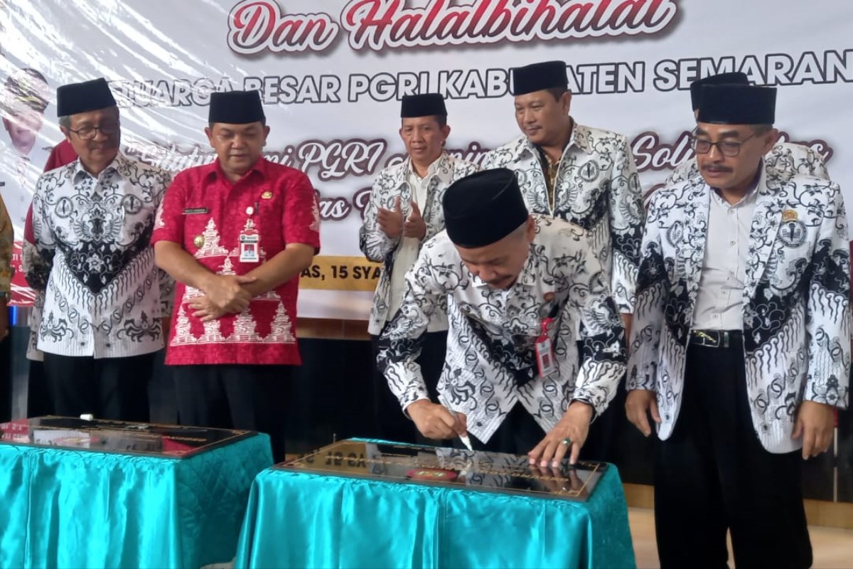 Bupati Semarang Ngesti Nugraha saat meresmikan gedung baru PGRI Kabupaten Semarang di area Gor Wujil Pandanaran Ungaran. Maria Novena/Jawa Pos Radar Semarang