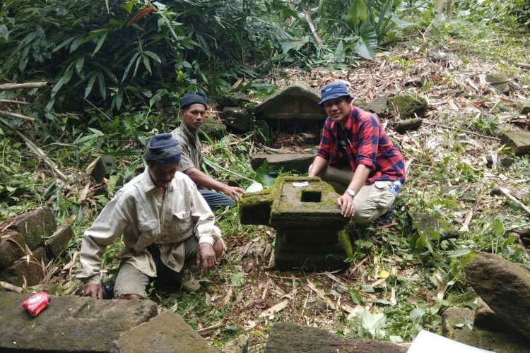 Arkeolog Tri Subekso (kanan) saat mengunjungi reruntuhan situs Candi Trisobo di Kabupaten Kendal.