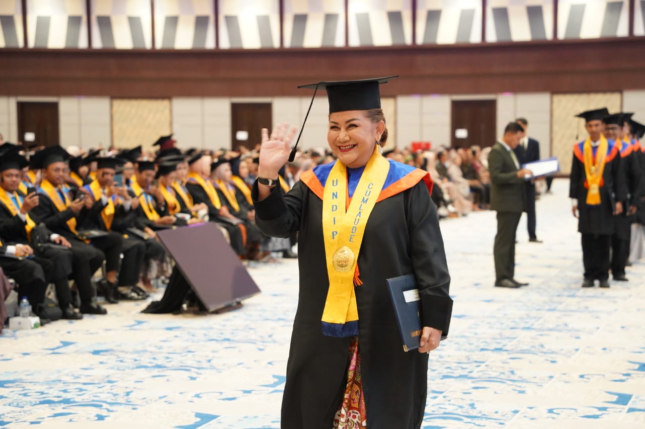 Wali Kota Semarang, Hevearita Gunaryanti Rahayu mengikuti prosesi wisuda ke-174 Universitas Diponegoro di Gedung Muladi Dome Tembalang Semarang, Kamis (25/4).
