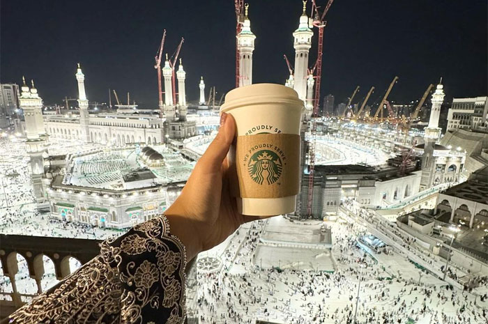 Unggahan foto Zita Anjani dengan tangn memegang segelas kopi starbucks di postingan Instagram @zitaanjani.