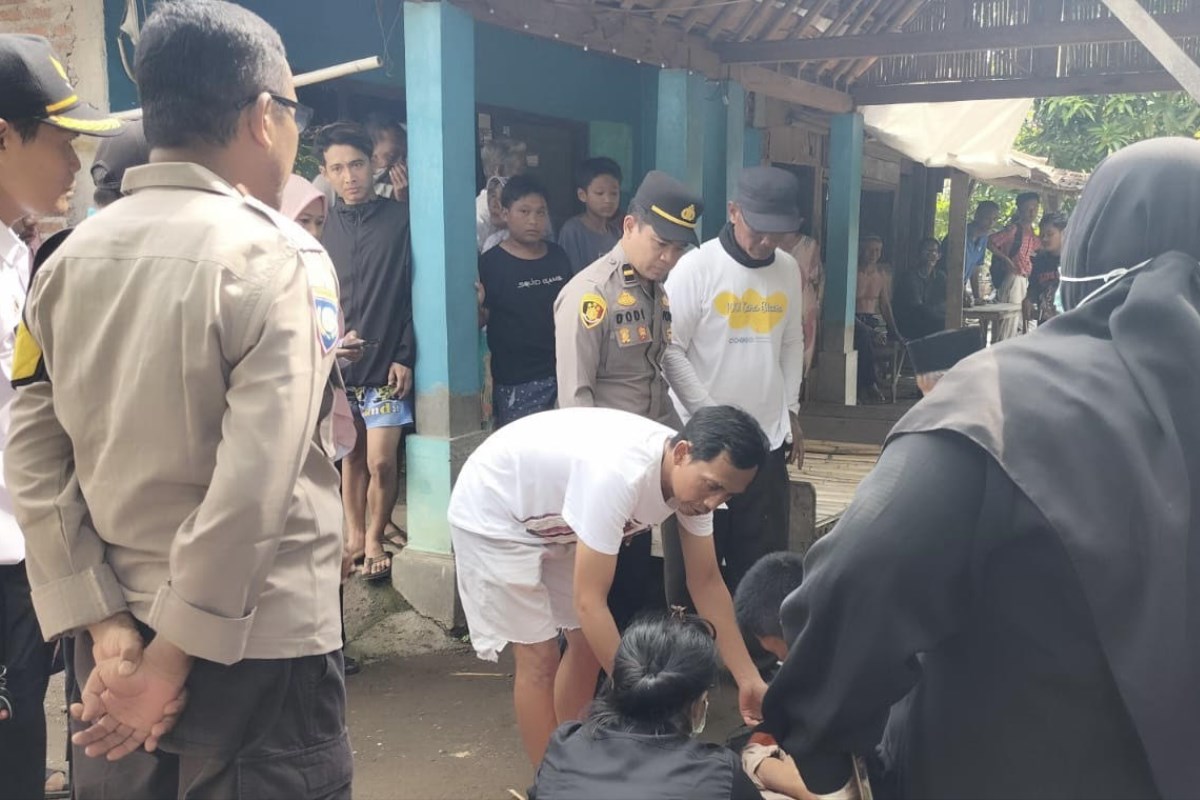 Petugas kepolisian saat melakukan identifikasi di TKP Desa Banyuurip, Ngampel, Kendal