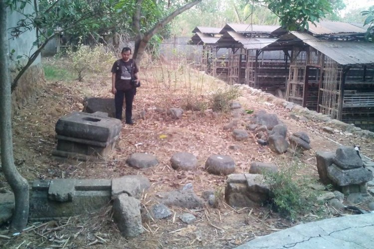 RERUNTUHAN CANDI : Sejumlah batuan yang berada di bekas peternakan ayam di Dusun Tempel, Jatisari, Mijen. (Pratono/Jawa Pos Radar Semarang)
