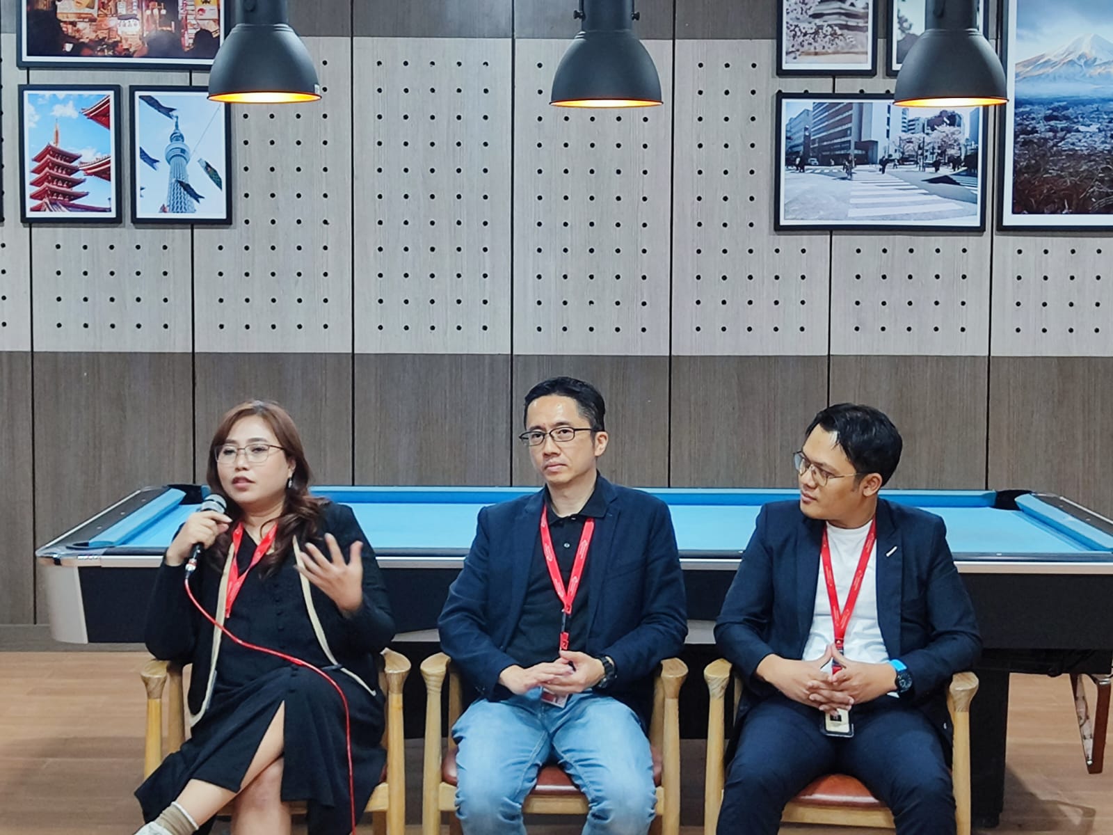 Jajaran manajamen Transcosmos Indonesia memberikan pemaparan sekaligus memperkenalkan perusahaan kepada para audience. KHAFIFAH ARINI PUTRI/JAWA POS RADAR SEMARANG