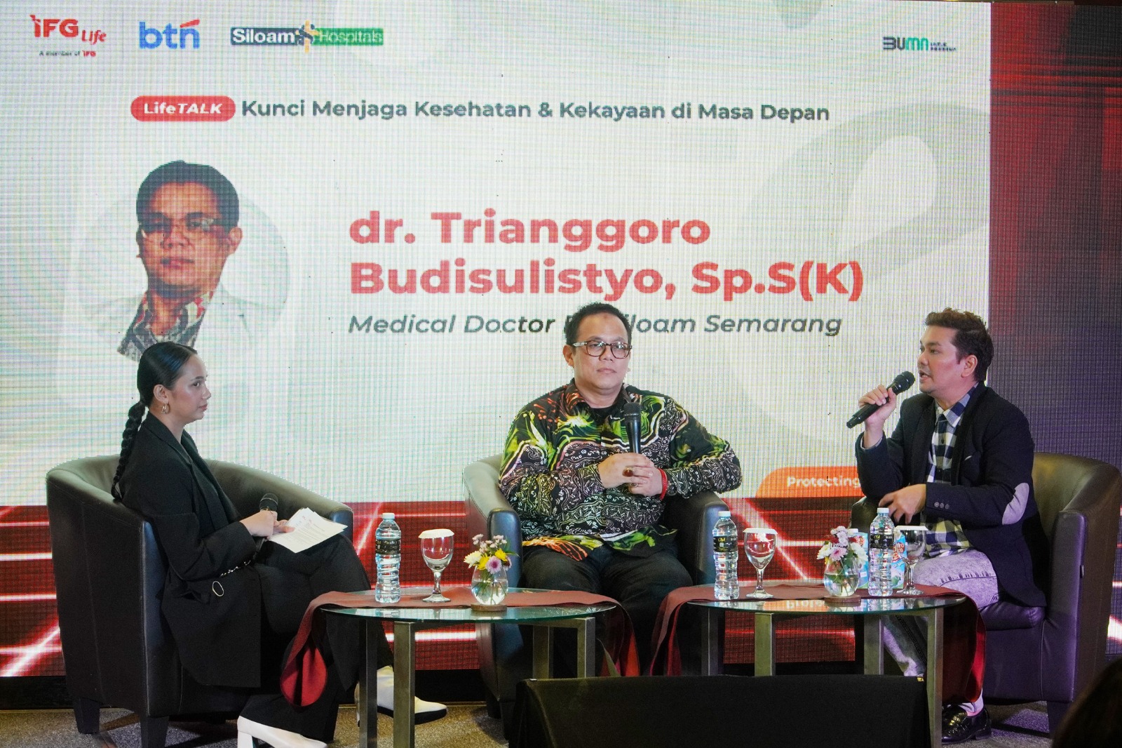 kanan indra bekti, tengah Medical Doctor RS Siloam Semarang dr. Trianggoro Budisulistyo, SpS.(K)  dan kiri cuman MC moderator
