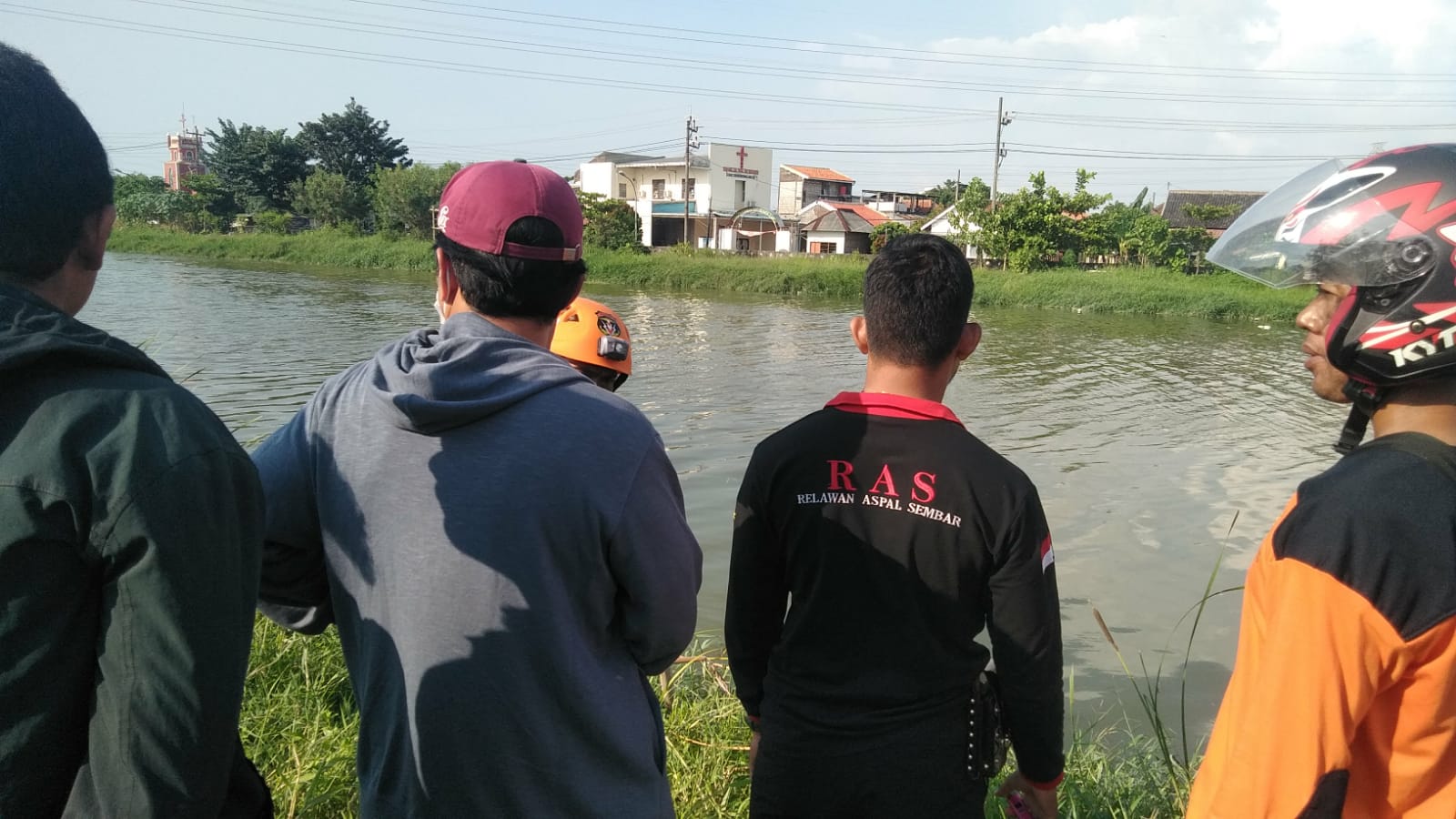 Petugas dibantu warga mencari korban tenggelam di BKT. (M Hariyanto/Jawa Pos Radar Semarang)