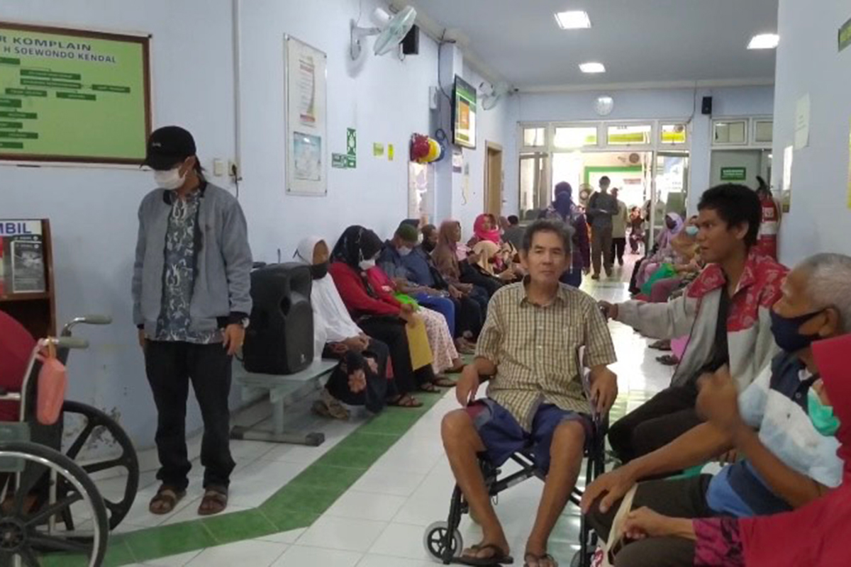Sejumlah pasien saat mengantre pelayanan di RSUD Kendal.