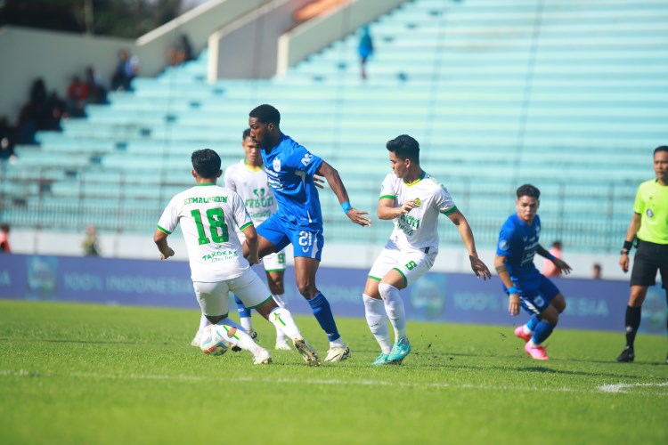 MENANG : Pencetak gol pertama PSIS Semarang Lucao mencoba membebaskan diri dari kepungan tiga pemain Persikabo 1973 Jumat (26/4). (Dok PSIS Semarang)