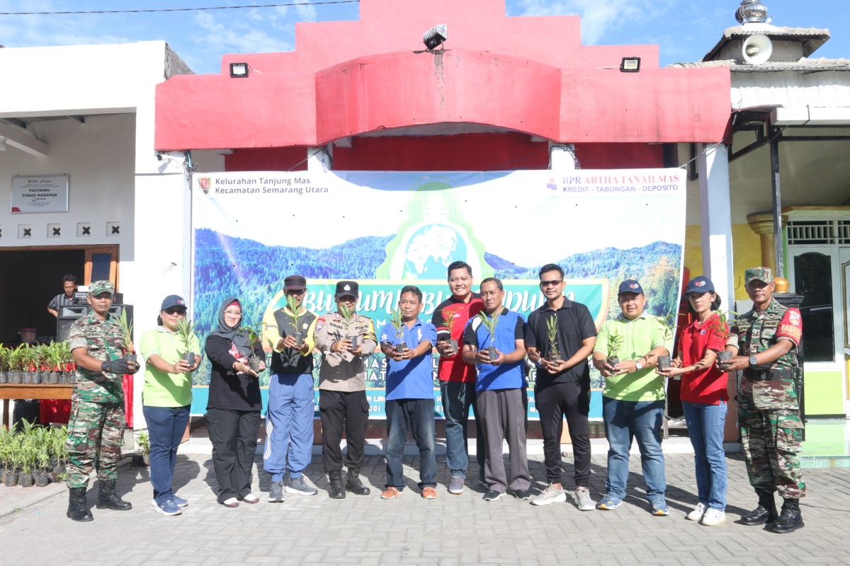 Penanaman 500 bibit pohon di RW 11, Kelurahan Tanjungmas, Semarang Utara secara simbolis, Jumat (26/4). NUR CHAMIM/JAWA POS RADAR SEMARANG  &nbsp;