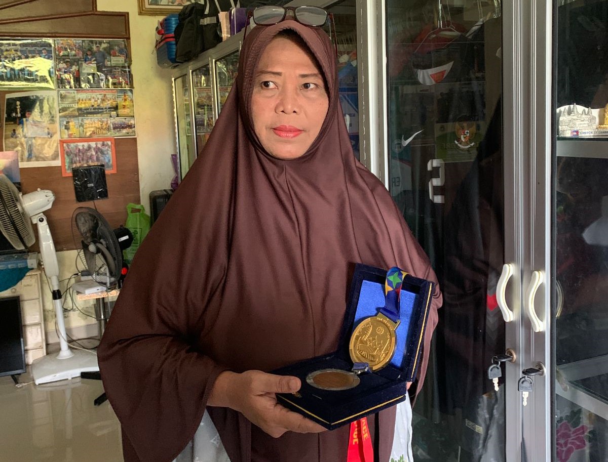 Erna Yuli Lestari, 57, ibu kiper Timnas Indonesia Ernando Ari. (M IQbal Amar/Jawa Pos Radar Semarang)