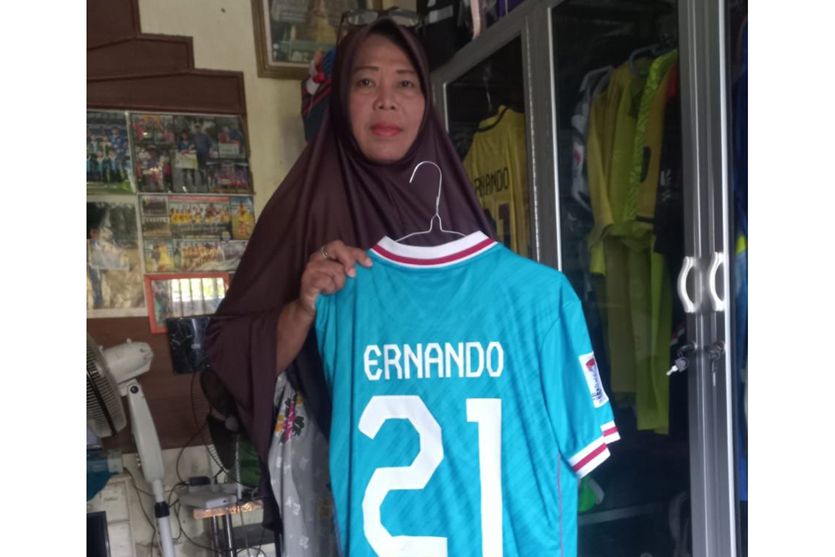 Erna Yuli Lestari, 57, yang juga bunda kiper Timnas Indonesia Ernando Ari. (M IQbal Amar/Jawa Pos Radar Semarang)
