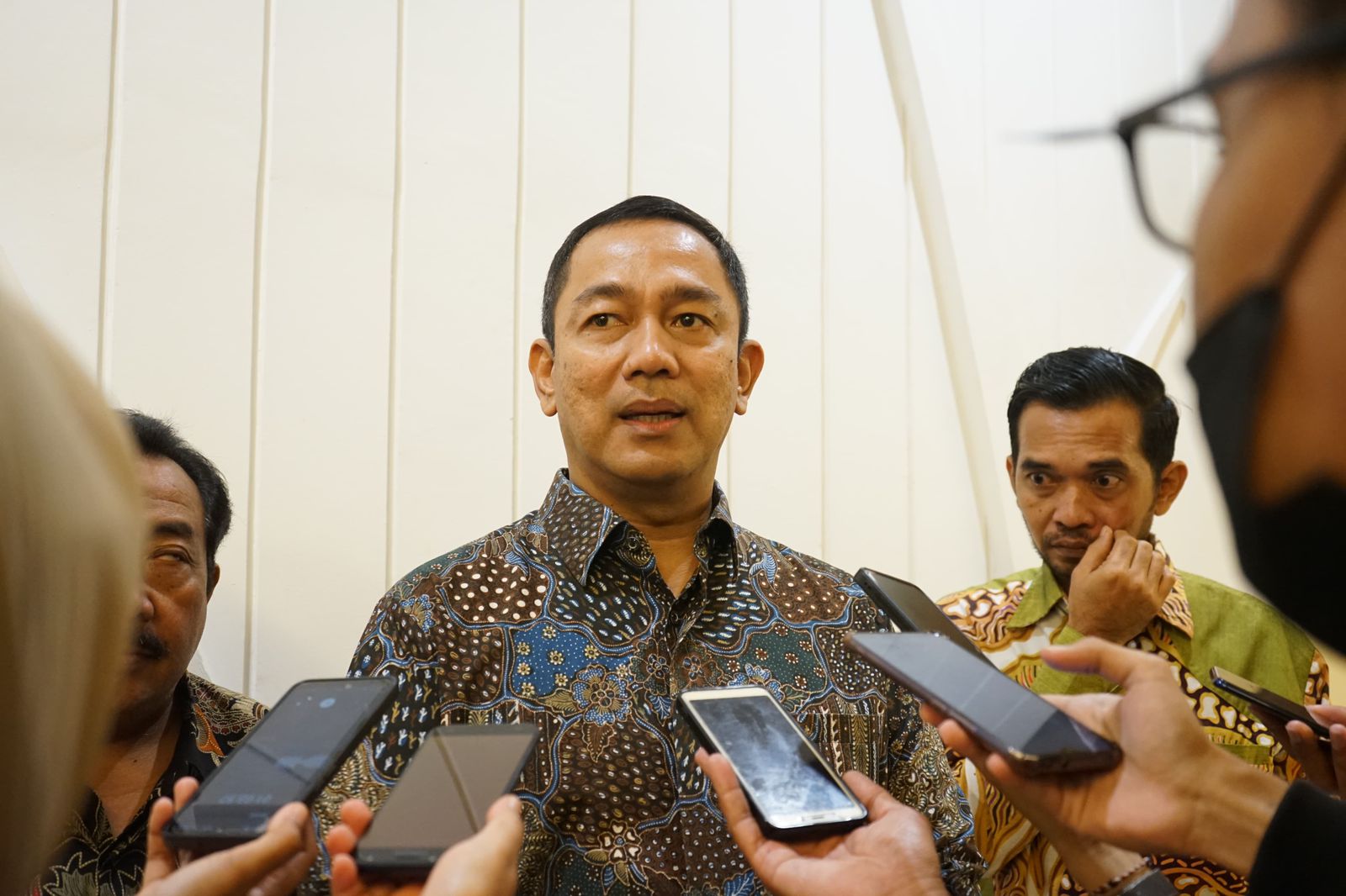 BERI STATEMEN: Kepala LKPP RI, Hendrar Prihadi (Hendi) saat menghadiri kegiatan optimalisasi Katalog Elektronik di Hotel Artos Magelang, Jumat (26/4)