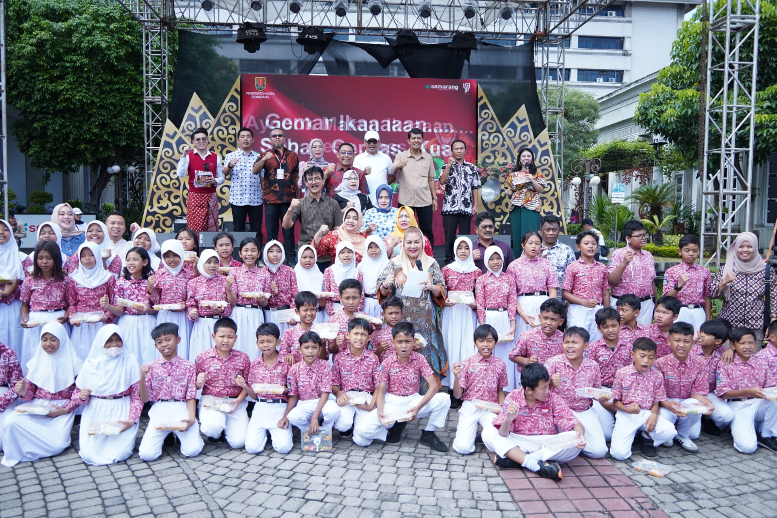 Wali Kota Semarang, Hevearita Gunaryanti Rahayu saat menghadiri kegiatan Lomba Masak Ikan dan Kampanye Gemar Makan Ikan untuk Anak-anak di Balai Kota Semarang, Sabtu (27/4).