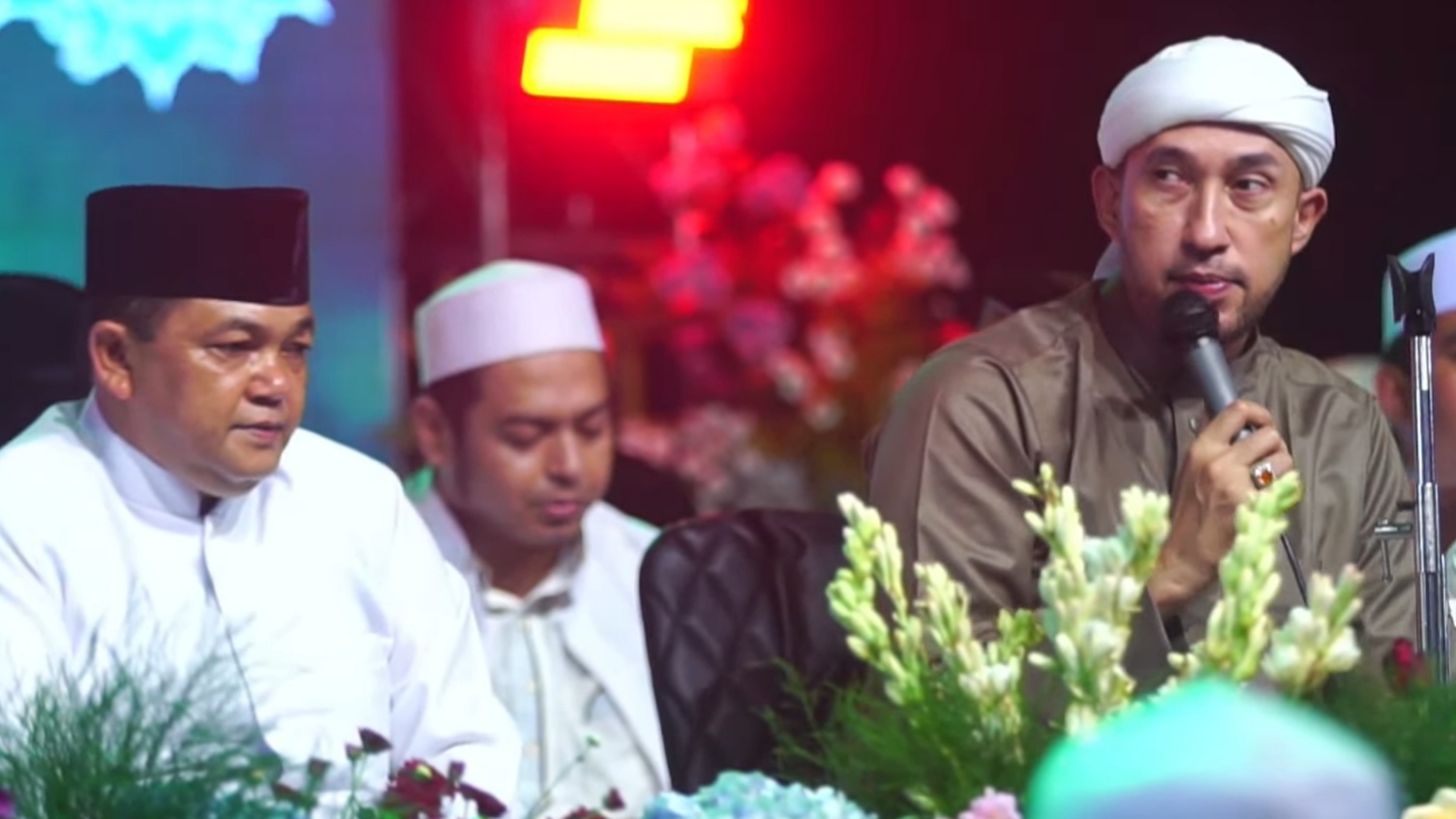 Habib Ali Zainal Abidin Assegaf saat memberikan sambutan sebelum sholawat dikumandangkan