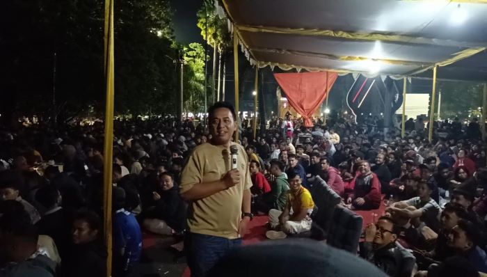 NOBAR: Sekda Kabupaten Pekalongan Yulian Akbar berbicara di tengah ribuan orang dalam acara nobar Timnas Indonesia lawan Korea Selatan, Jumat (26/4/2024) dini hari.