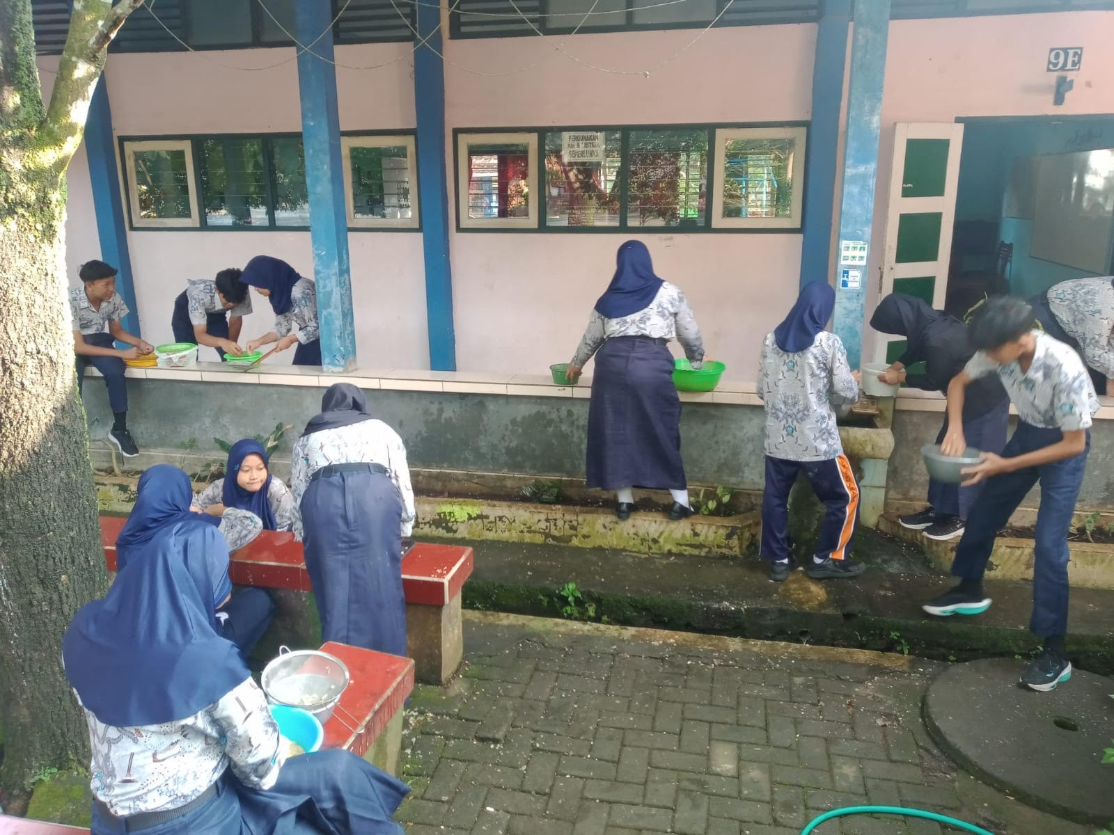 Siswa kelas 9 SMP Negeri 22 Semarang menjalani ujian praktek pembuatan tempe