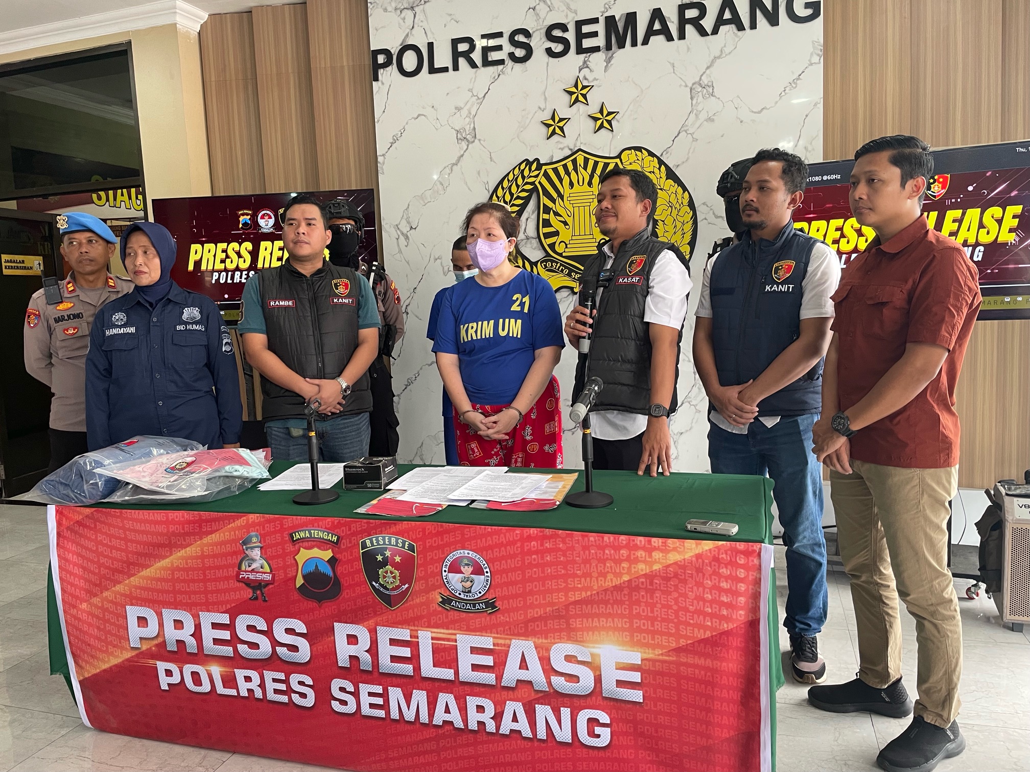 Kasat Reskrim Polres Semarang AKP Aditya Perdana saat melakukan gelar perkara atas kasus pengelap dan penipuan di Kantor Mapolres Semarang.