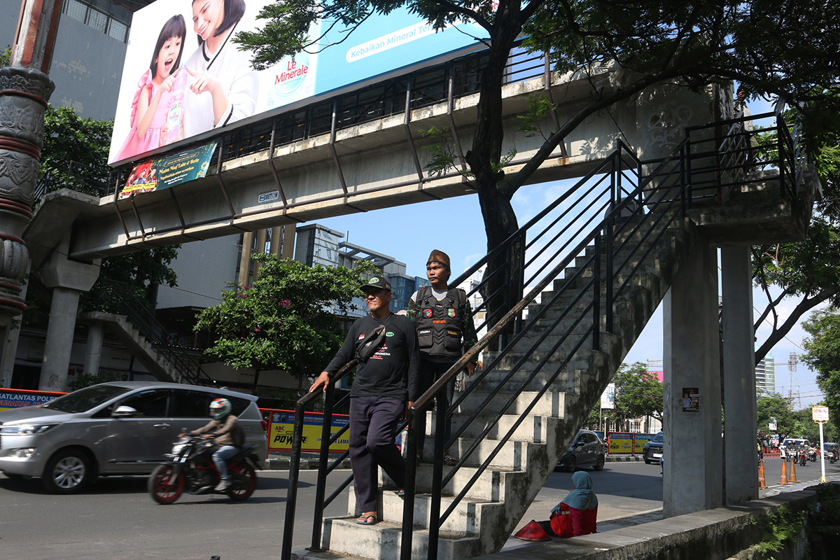 JPO di Kota Semarang jarangan digunakan warga karena nilai kurang humanis dan lebih harus bersabar karena menguras waktu dan tenaga. NUR CHAMIM/JAWAPOS RADAR SEMARANG
