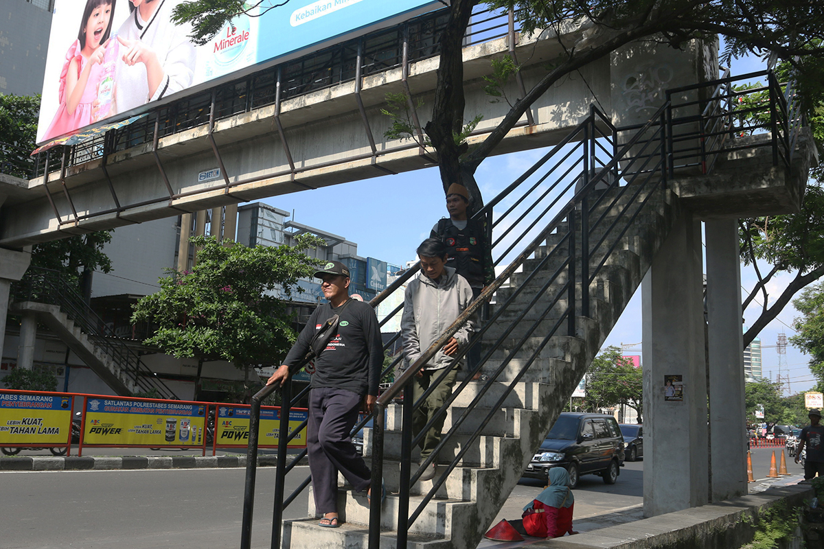 JPO di Kota Semarang jarangan digunakan warga karena nilai kurang humanis dan lebih harus bersabar karena menguras waktu dan tenaga. NUR CHAMIM/JAWAPOS RADAR SEMARANG