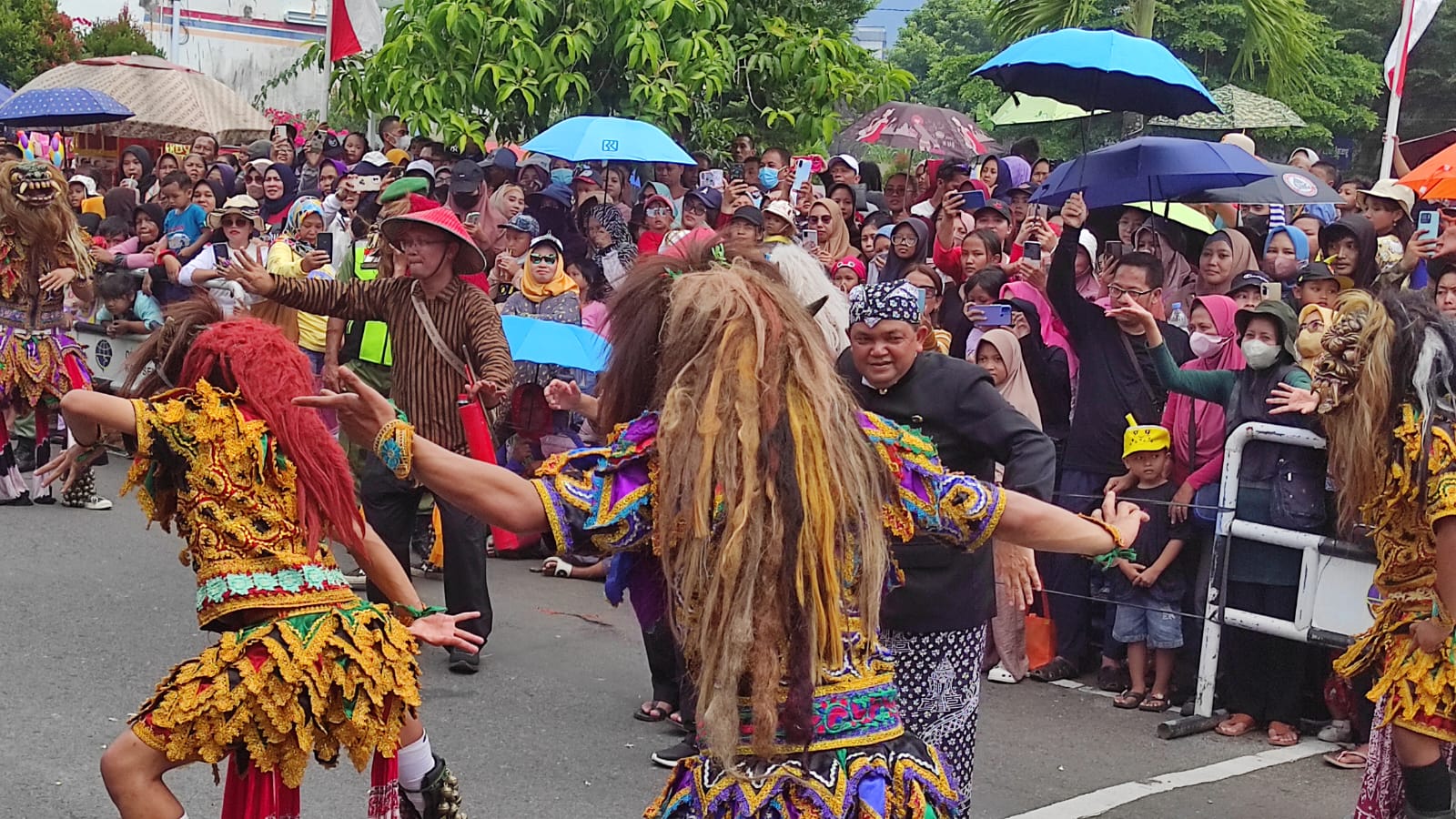 Bupati Semarang ikut berjoget bersama dengan salah satu kelompok masyarakat yang menampilkan tarian Topeng Gedruk