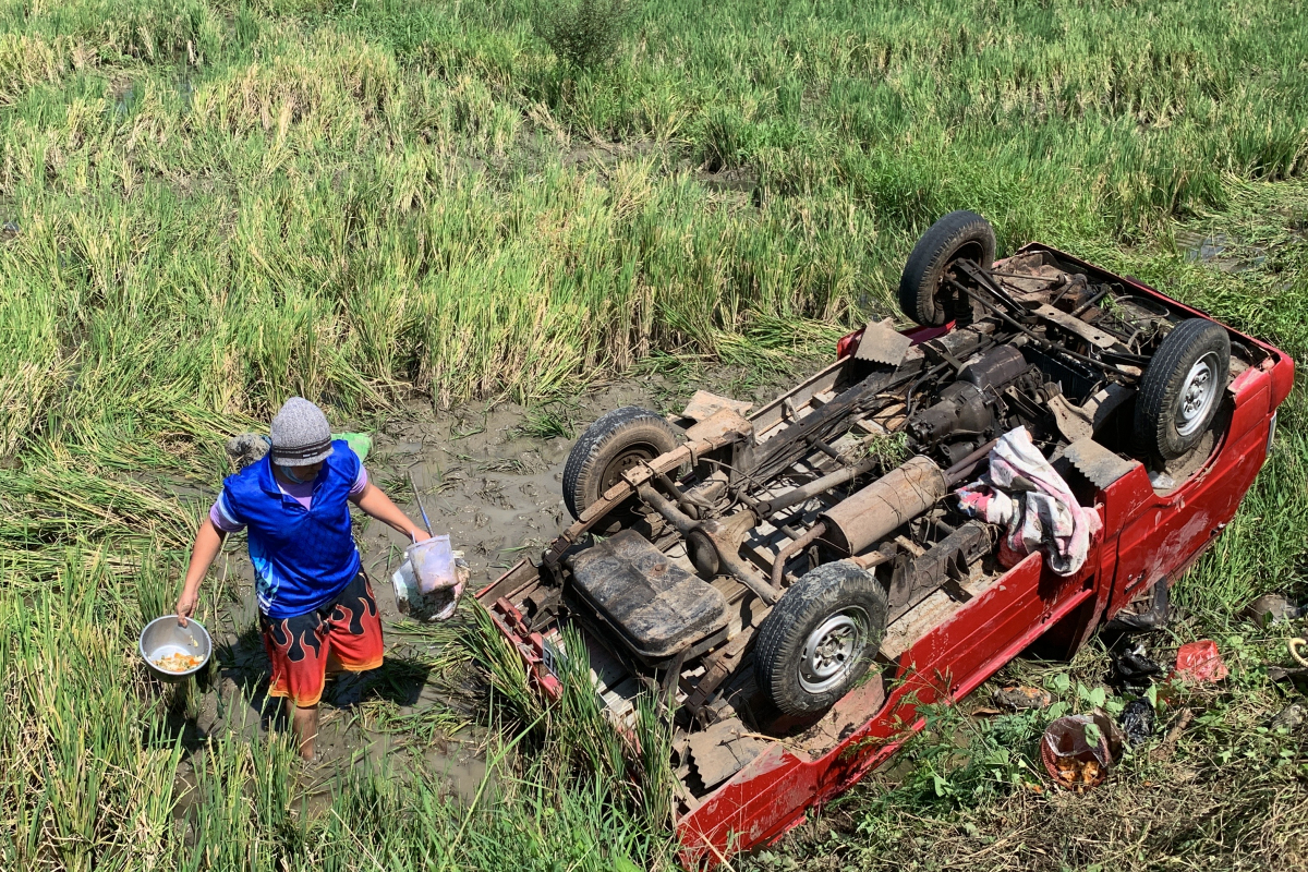Kondisi mobil pikap yang terjun ke sawah saat mengantarakan rombongan wisatawan Minggu (28/4). DEVI KHOFIFATUR RIZQI/ JAWA POS RADAR SEMARANG