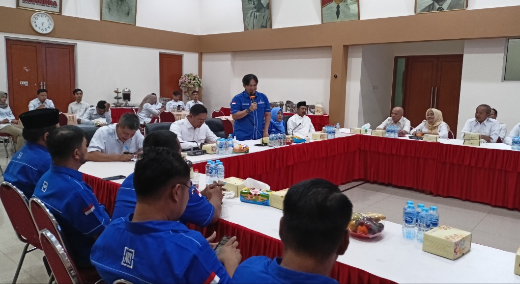 Ketua DPD Demokrat Jateng, Rinto Subekti, bersama Ketua DPD Gerindra Jateng, ketika bertemu di Kantor Gerindra Jateng, Minggu (28/4)