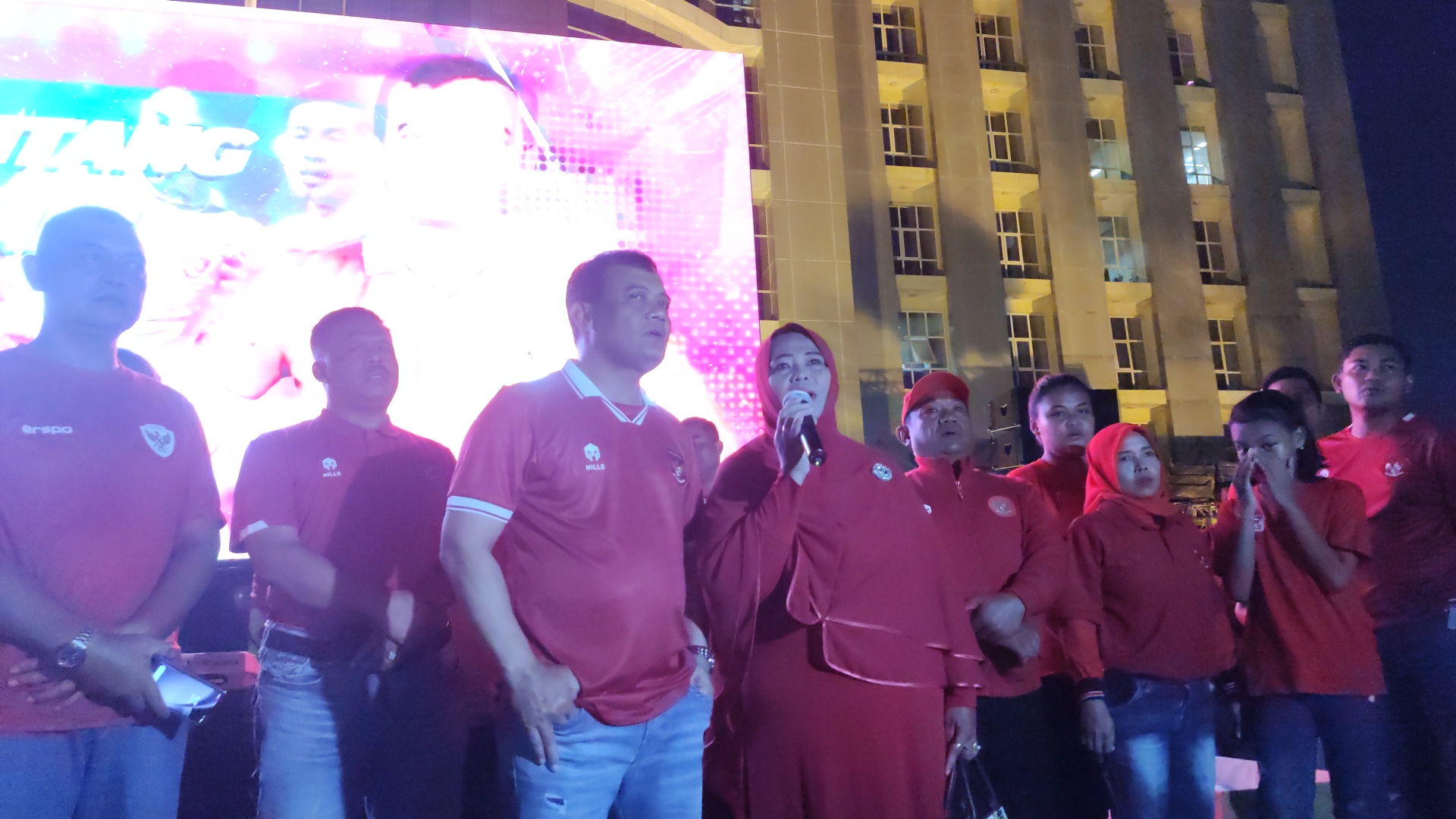 Momen saat ibunda kiper Indonesia Ernando Ari memimpin sholawat saat nonton bareng di halaman Polda Jawa Tengah, Senin (29/4/2024). IDA FADILAH/JAWA POS RADAR SEMARANG