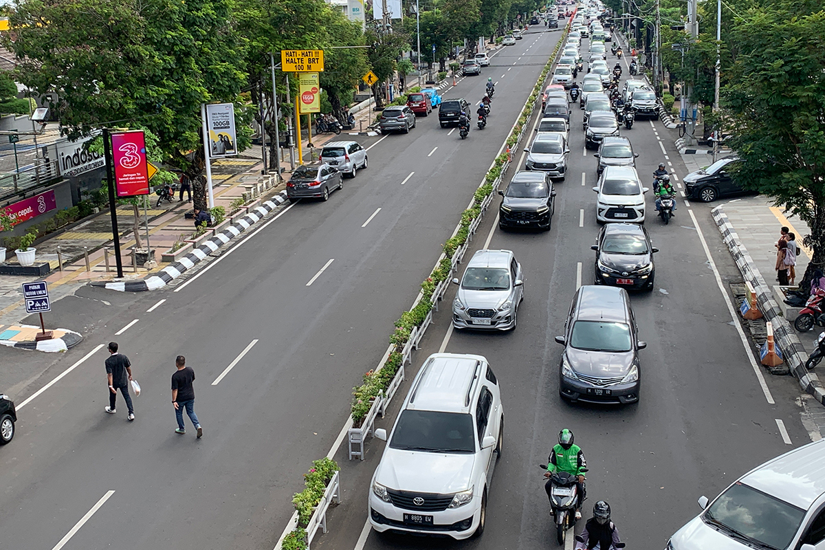 Beberapa orang mengabaikan JPO dan menyeberang dengan cara memotong lajur kendaraan di Jalan Pandanaran. M IQBAL AMAR/JAWA POS RADAR SEMARANG