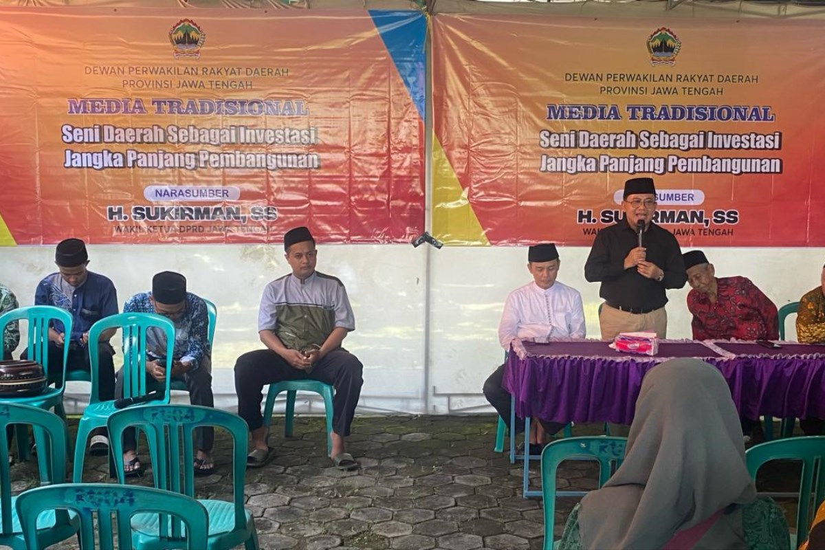 Wakil Ketua DPRD Jateng H Sukirman SS saat menyampaikan paparan kegiatan sosialisasi Media Tradisional di Kabupaten Pekalongan, belum lama ini.&nbsp;