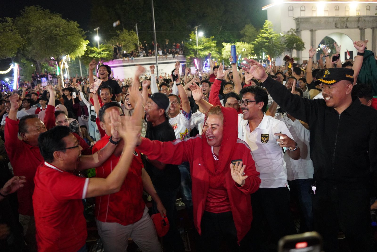 Wali Kota Semarang, Hevearita Gunaryanti Rahayu saat mengikuti kegiatan nonton bareng laga Timnas Indonesia menghadapi Uzbekistan di semi final Piala Asia U-23 di Balai Kota Semarang, Senin (29/4).