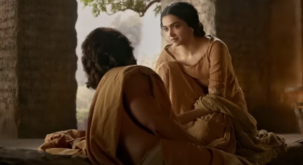 Tangkap layar video klip lagu Nainowale Ne, Soundtrack film Paadmavat, dibintangi oleh Deepika Padukone dan Shahid Kapoor.