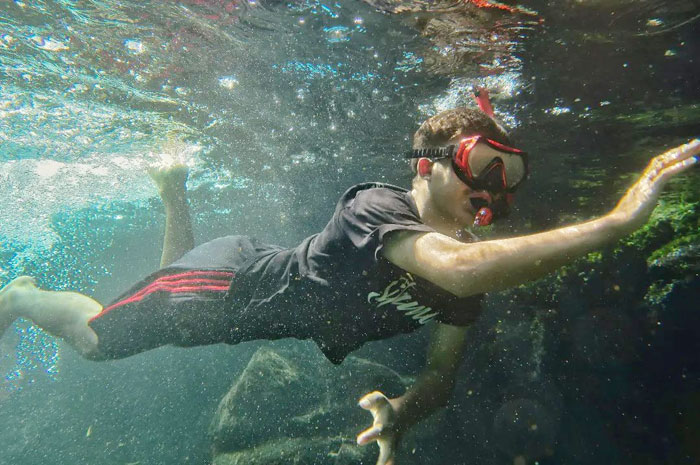 Spot underwater yang Jernih menjadi daya tarik objek wisata Situ Tirta Marta di Purbalingga.